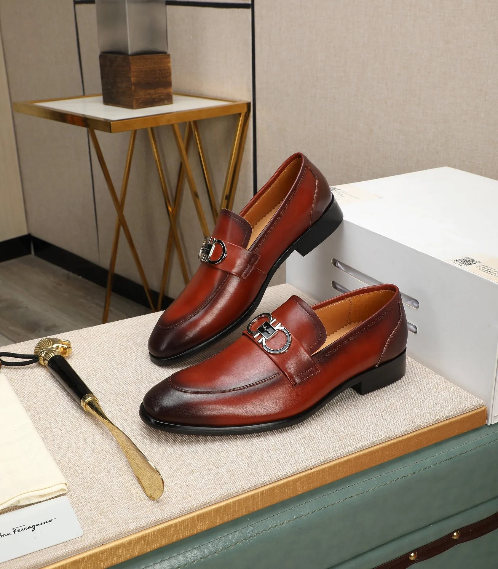 Men's shoes 💰540📛📛(water-dyed cowhide) Salvatore Ferragamo high-end (Salvatore Ferragamo) is the world's top luxury footwear brand. It comes from the fashion kingdom of Italy and is famous all over the world for its traditional handmade design and novel styles...🚶🏻🚶🏻New suit shoes are available simultaneously at the counter. This model is purely handmade. The fabric is imported from Italy's original first-layer cowhide. Soft water-dyed cowhide lining. Original authentic outsole🌀🌀Size: 38➖44 (45 customized)